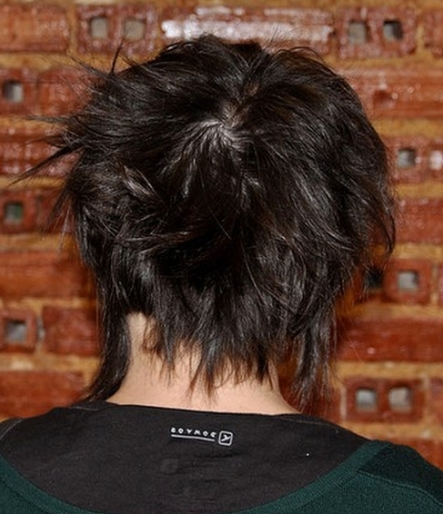 tył cieniowanej fryzury krótkiej, czarne włosy, uczesanie damskie zdjęcie numer 42A